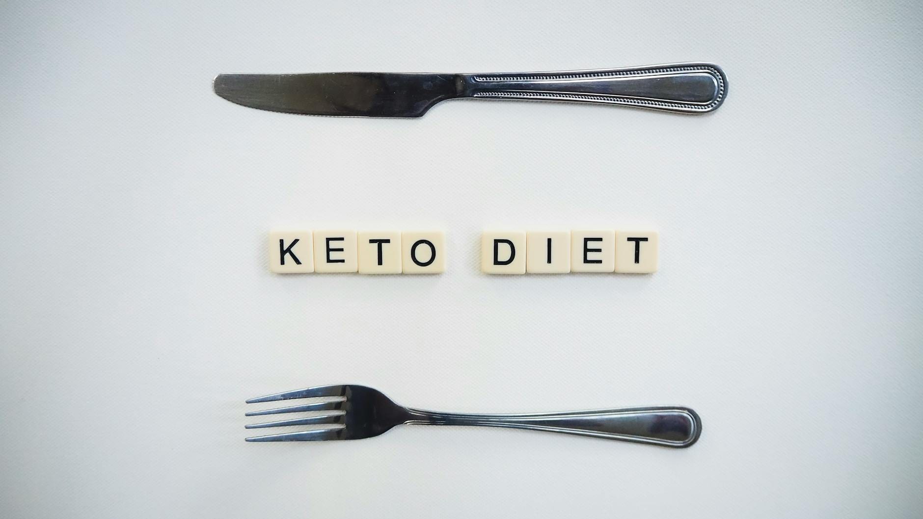 Sztućce i kostki scrabble układające się w napis Keto Diet