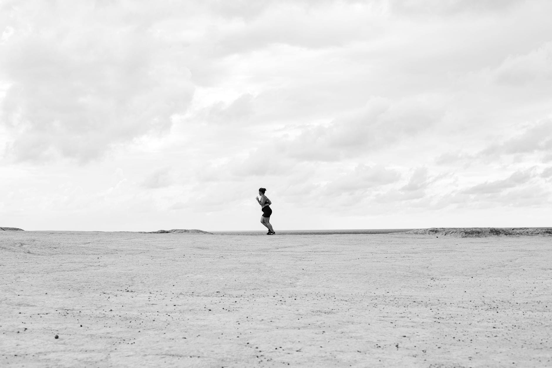 Biegnąca samotnie osoba na pustynnym terenie w Brazylii