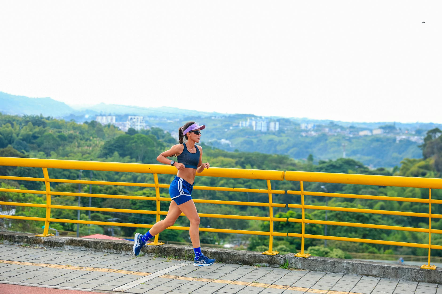 Cardio na czczo: fakty, mity i jak to robić bez spadku energii Kobieta biegnąca o świcie po miejskim moście podczas treningu cardio