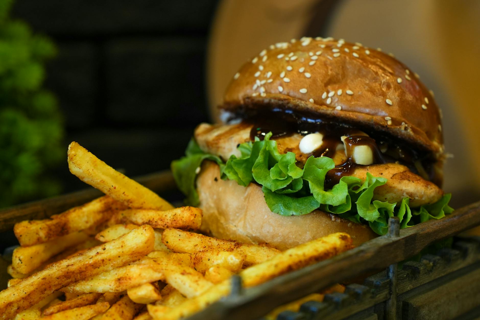 Kurczakowy burger z frytkami jako przykład cheat meala na redukcji