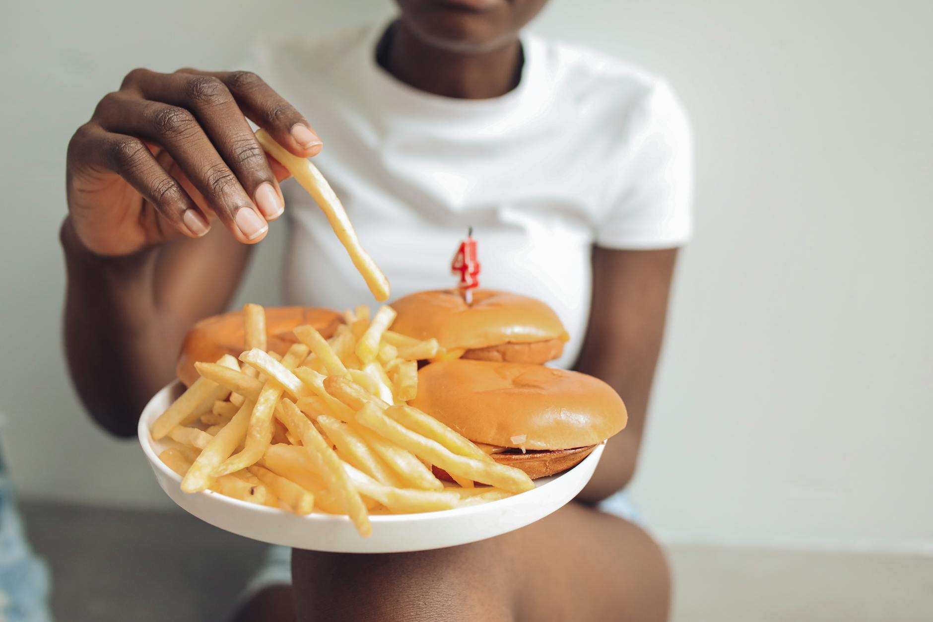 Osoba na luzie je hamburgery z frytkami w restauracji