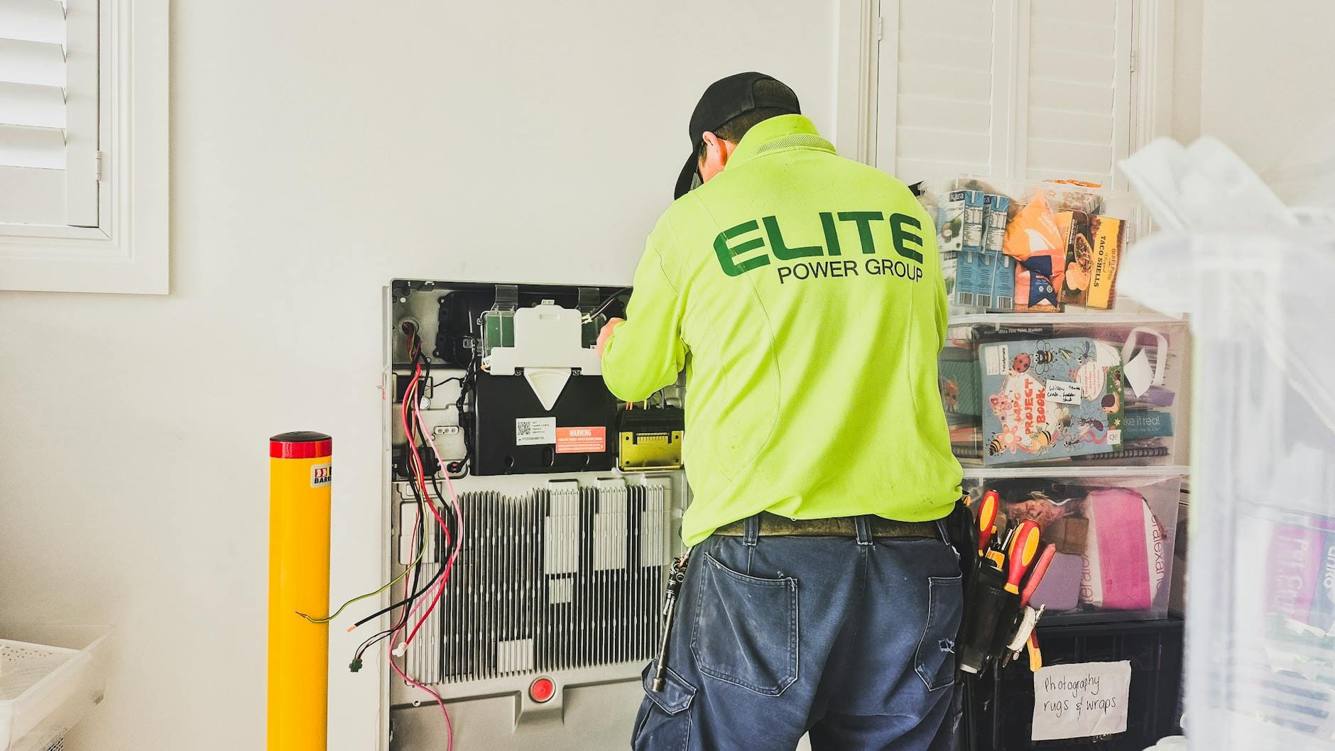 Technik montuje domowy magazyn energii przy instalacji fotowoltaicznej Technik montuje domowy magazyn energii przy instalacji fotowoltaicznej