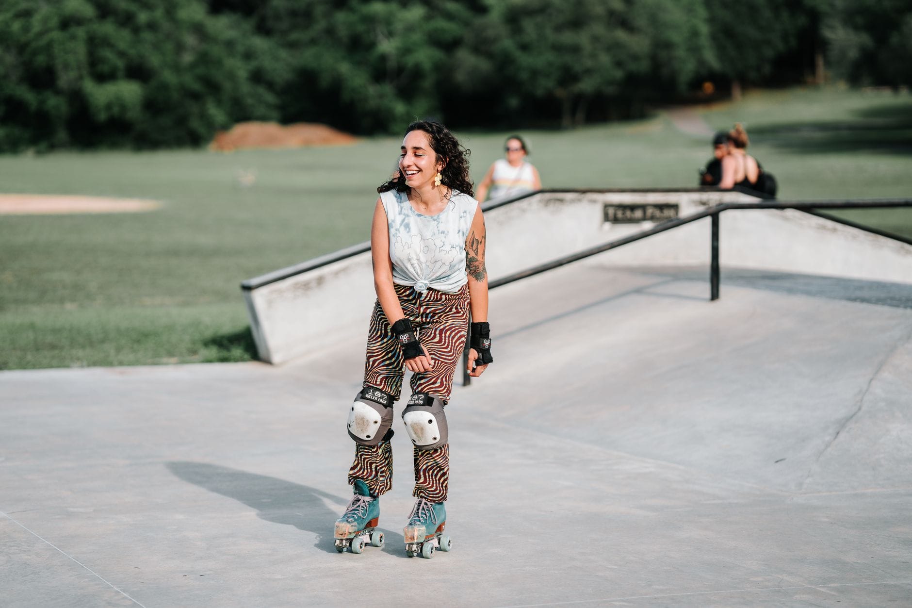 Kobieta na rolkach w skateparku podczas aktywnego treningu na świeżym powietrzu