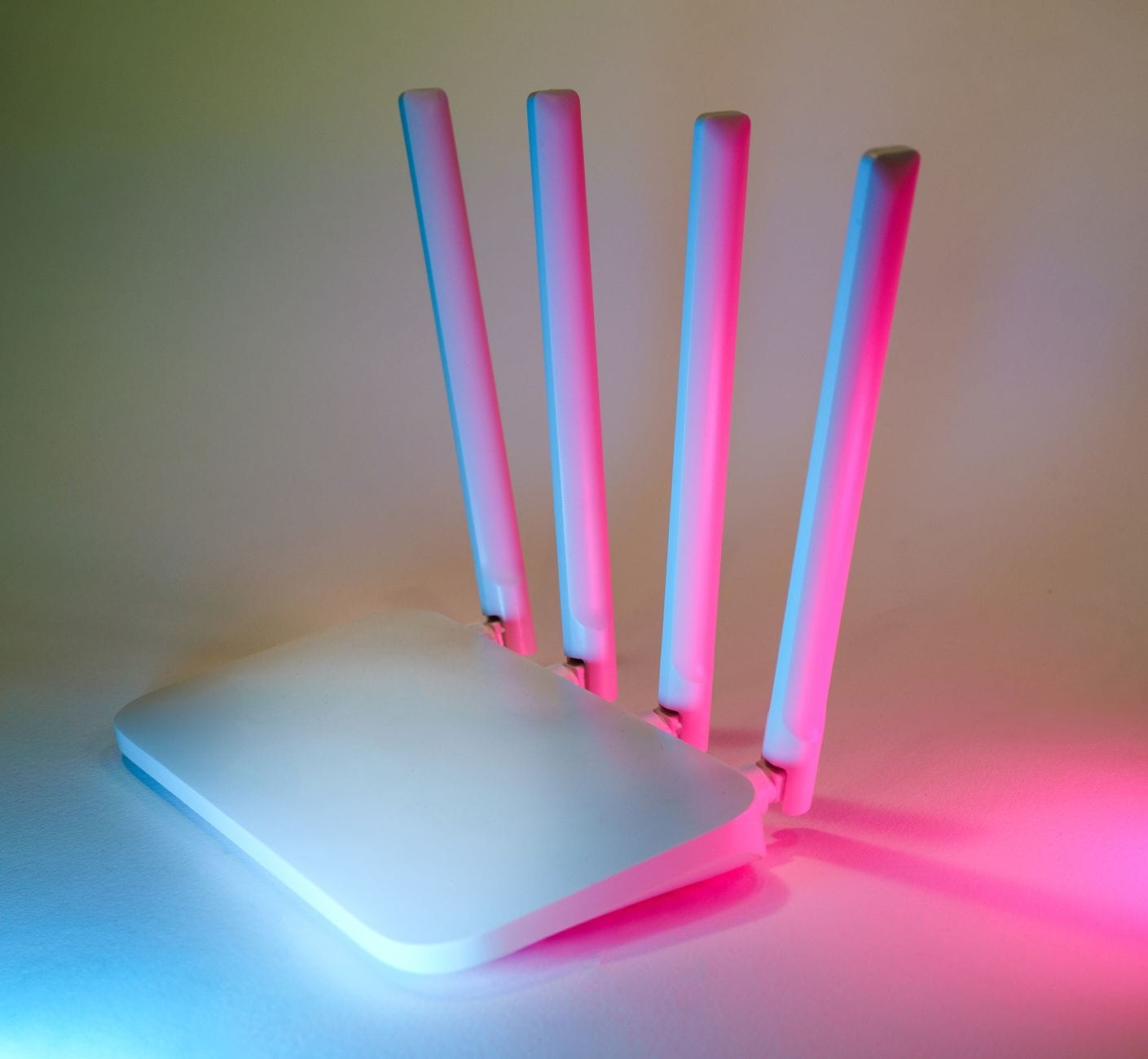Nowoczesny router bezprzewodowy podświetlony neonowymi światłami
