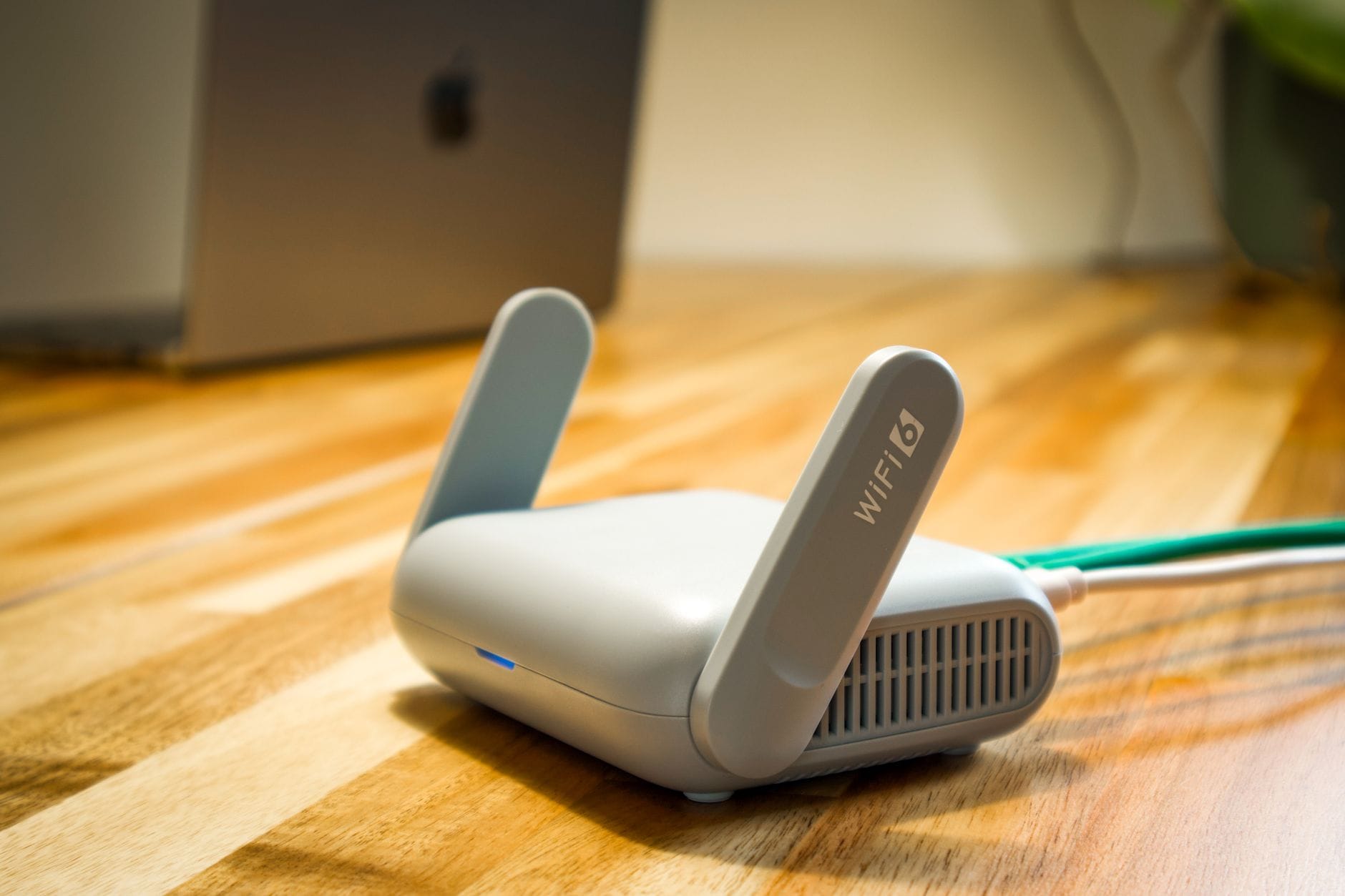 Nowoczesny router WiFi 6 z antenami na drewnianym biurku