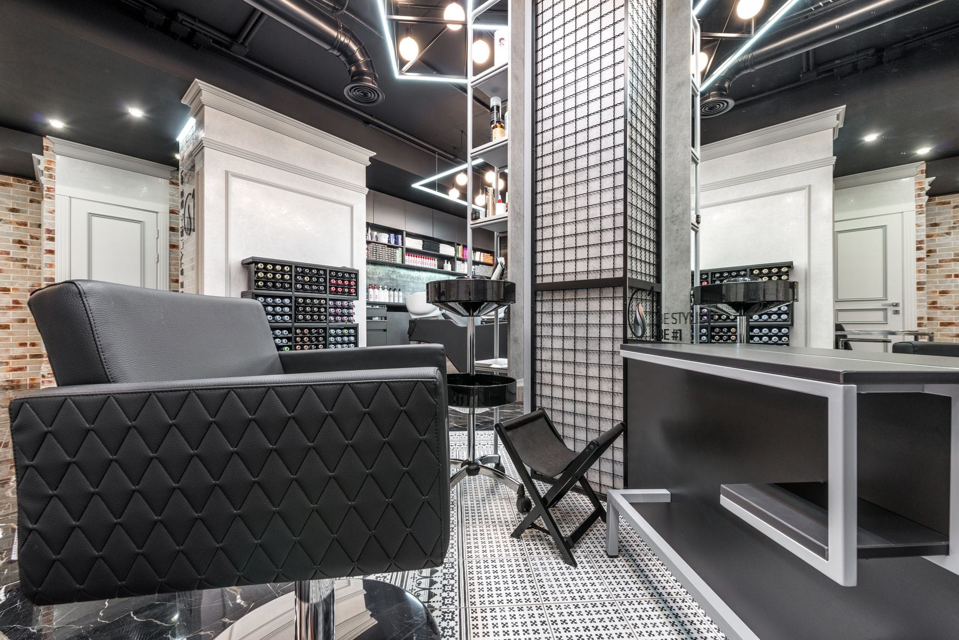 Nowoczesne wnętrze eleganckiego salonu fryzjerskiego z oświetleniem