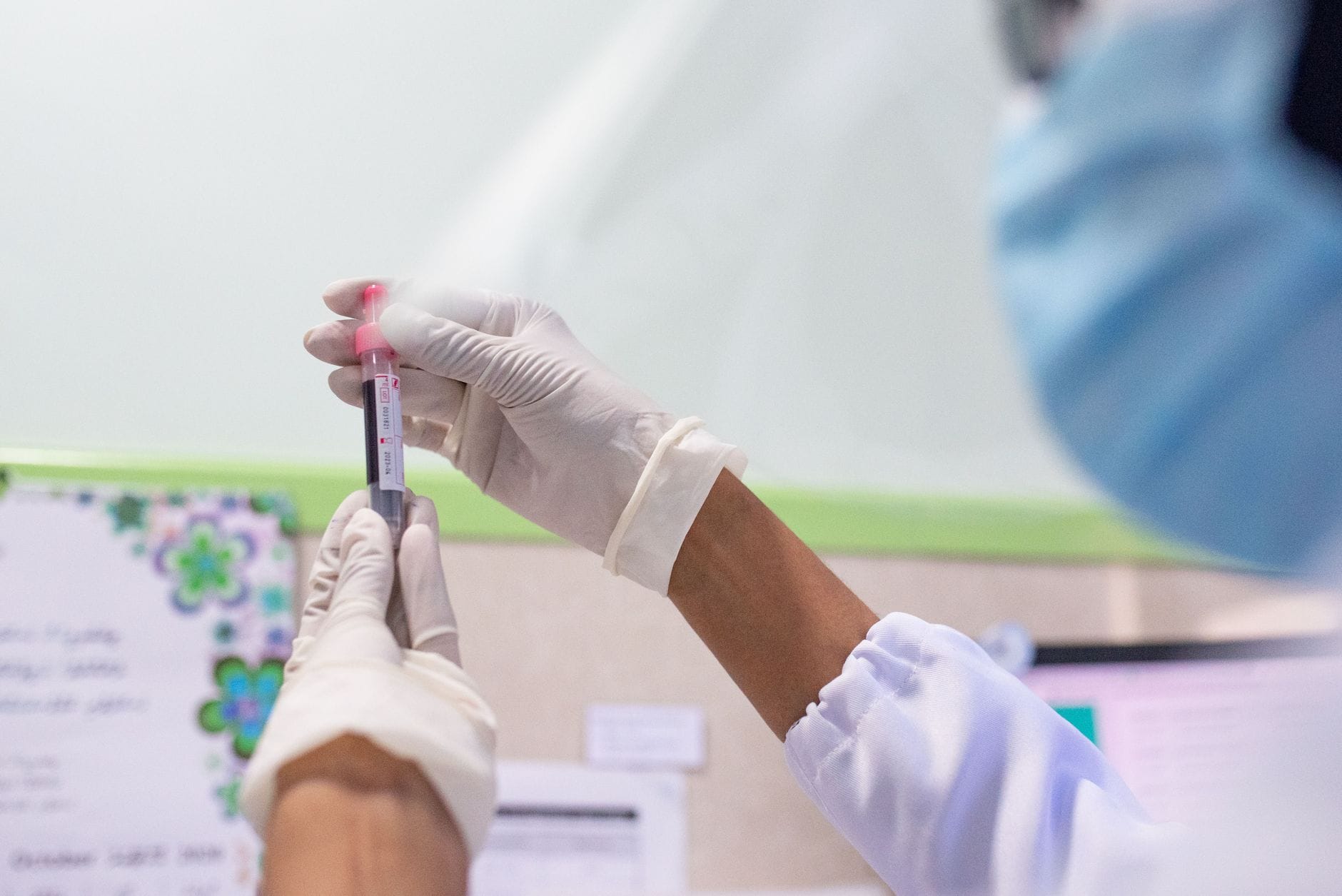 Pracownik laboratorium analizuje próbkę krwi pod kątem cholesterolu