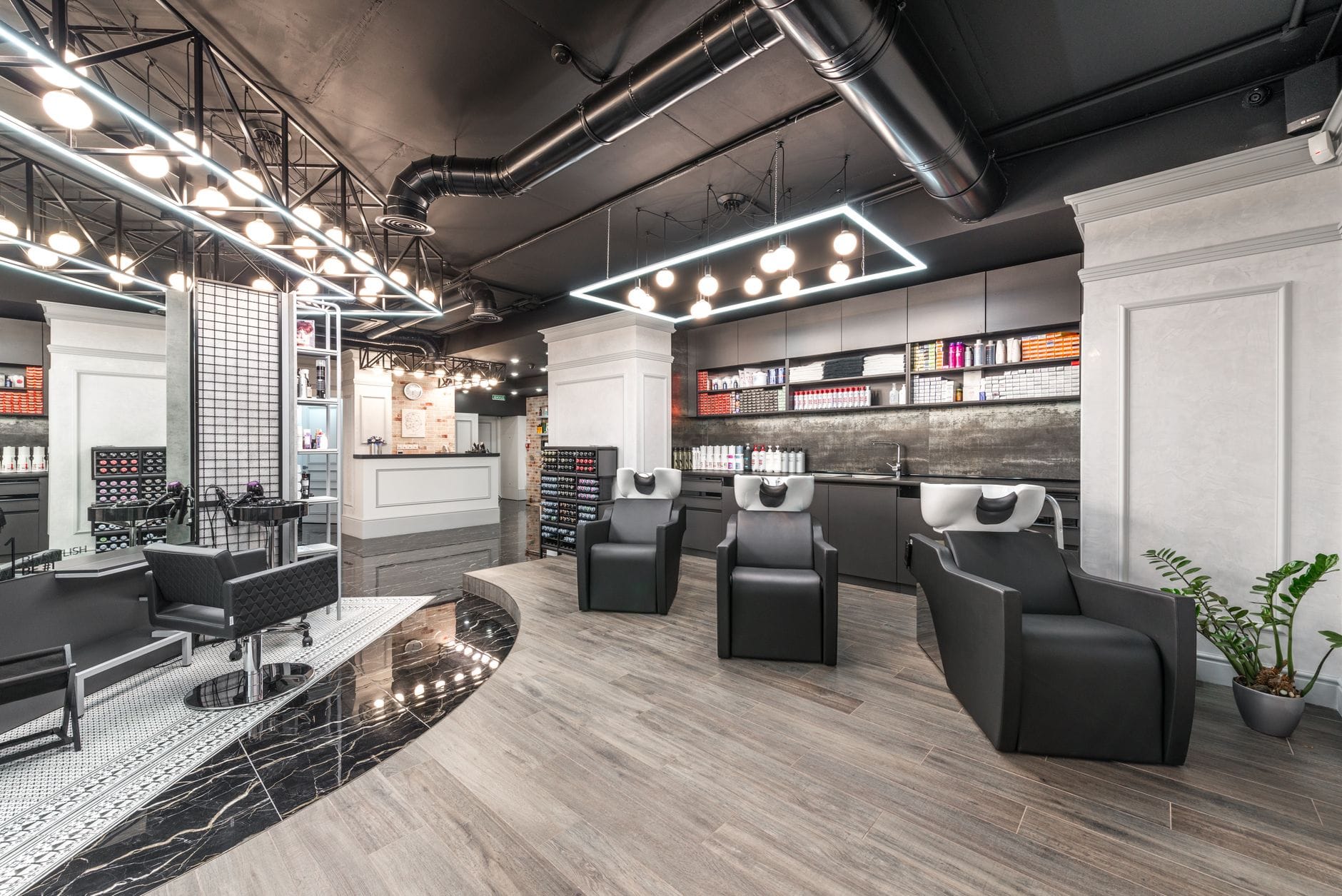 Jak wyposażyć profesjonalny salon fryzjerski krok po kroku – praktyczna lista sprzętów i kosmetyków Stanowiska do mycia włosów w nowoczesnym, jasno oświetlonym salonie