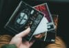 Dlaczego bolą kolana przy wykrokach w tył: 3 błędy w rozkładzie nacisku na stopę Dłoń trzymająca kolekcję płyt CD z