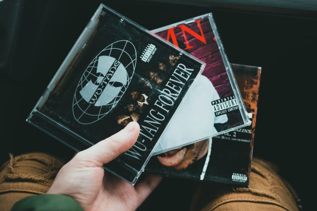 Dłoń trzymająca kolekcję płyt CD z Dłoń trzymająca kolekcję płyt CD z