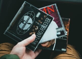 Dlaczego bolą kolana przy wykrokach w tył: 3 błędy w rozkładzie nacisku na stopę Dłoń trzymająca kolekcję płyt CD z
